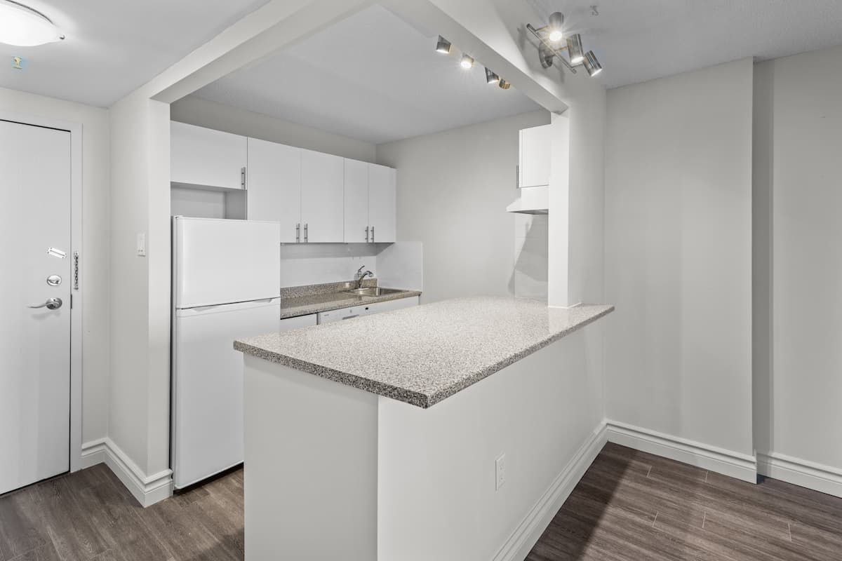 https://www.capreit.ca/wp-content/uploads/2022/05/4-cunard-apartments-halifax-NS-kitchen.jpg