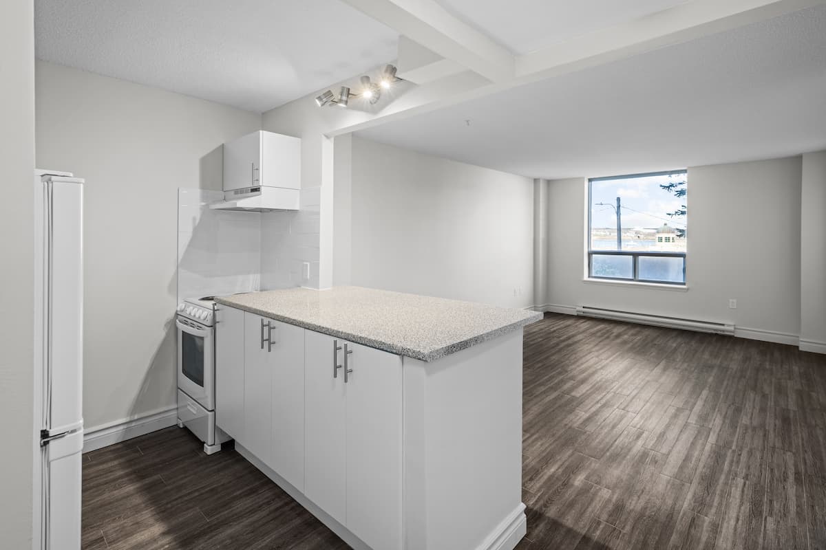 https://www.capreit.ca/wp-content/uploads/2022/05/5-cunard-apartments-halifax-NS-kitchen.jpg